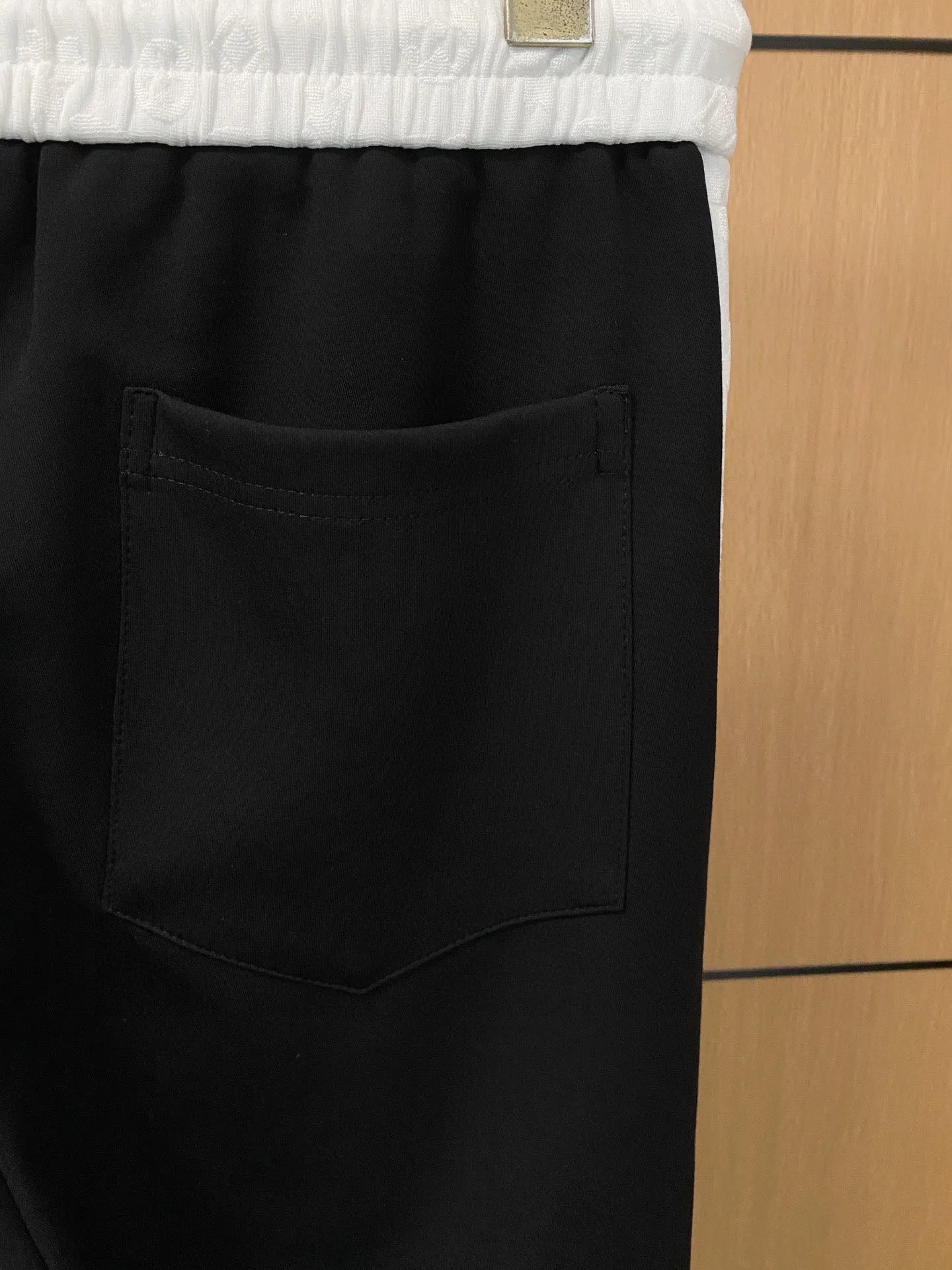 🅿️720 LV hot-selling suit is coming. Focus on the original version of the official website. 2025 new hot-selling cardigan suit. The original order is the best. 🇭🇰The meticulous work of top designers. It has a fitting and perfect upper body effect. All-natural high-quality Tencel Roman cotton 100%, close-fitting comfort, noble and elegant! Original hardware embodies elegance and nobility! Counter size: M-3XL (maximum wear up to 190 pounds)